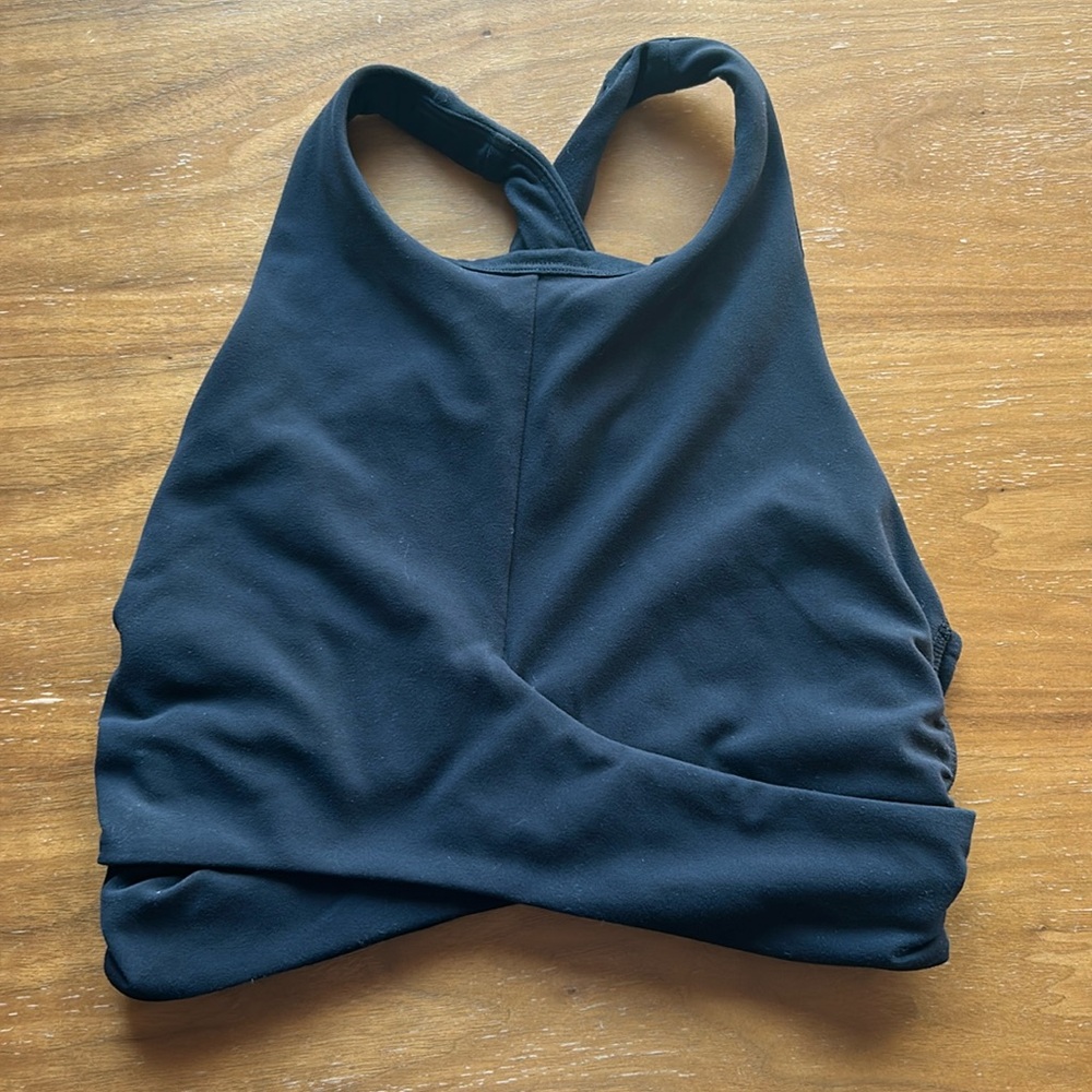 Lululemon High kneck sports bra - criss cross front detail